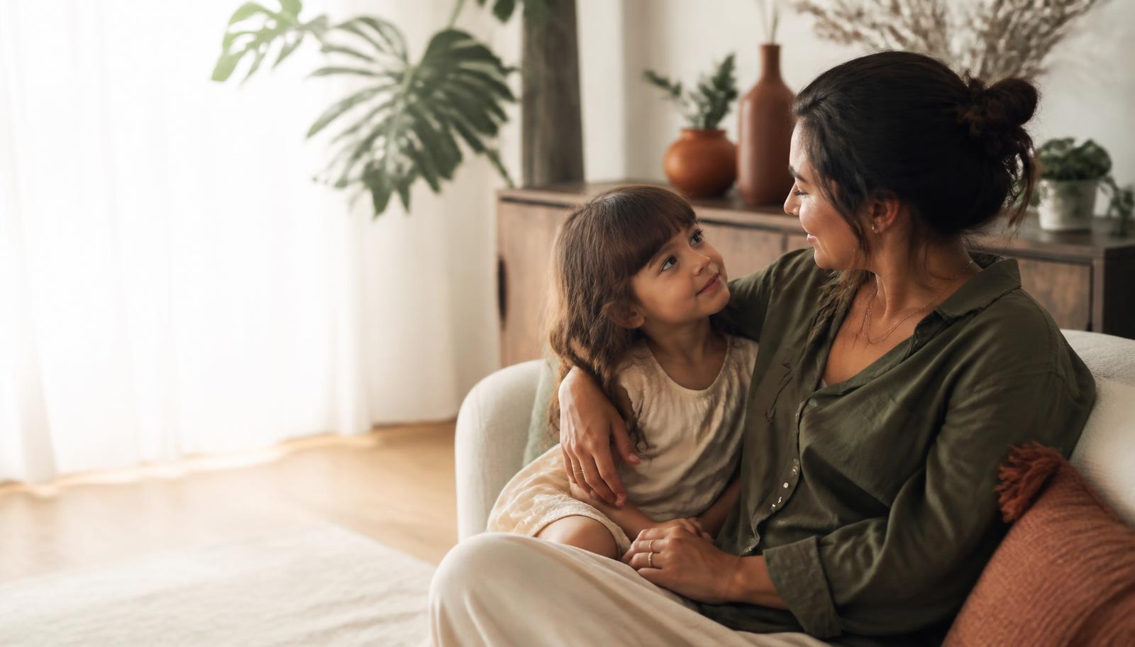Mãe e filha conversando com afeto e confiança